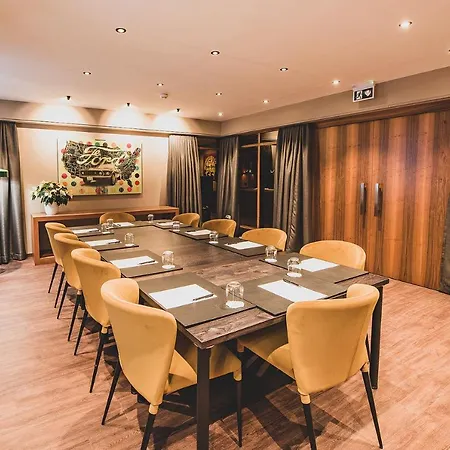 מלון Art Boutique Monopol 4*