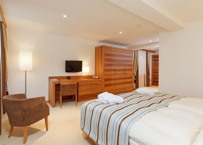 מלון Art Boutique Monopol 4*