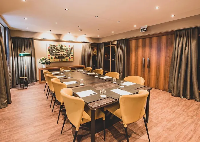 מלון Art Boutique Monopol 4*